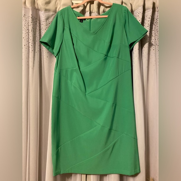 Dresses & Skirts - Brand- ABG Dress
Size- 14W, PTP- 22”, Length- 40”
Color- Kelly green